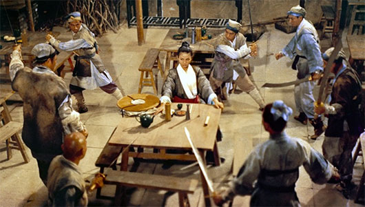L’Hirondelle d’or (Chen Pei-pei) au centre dans la scène de l'auberge